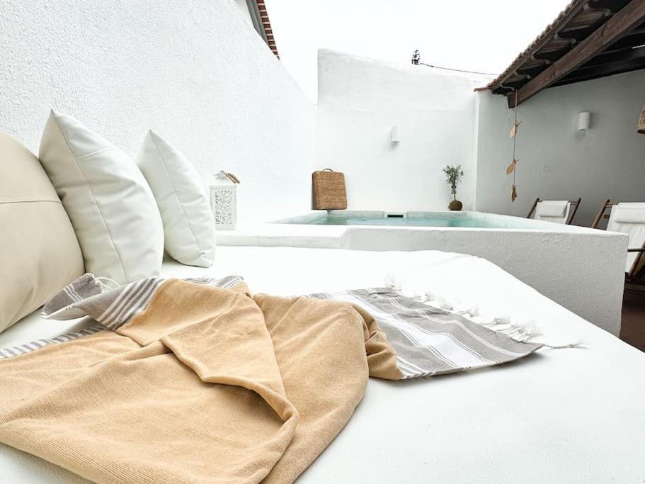 Costa Inn Beach House With Pool By Homeful Homes Costa de Caparica Eksteriør bilde